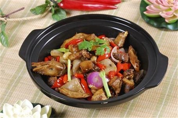 露小二鸡公煲