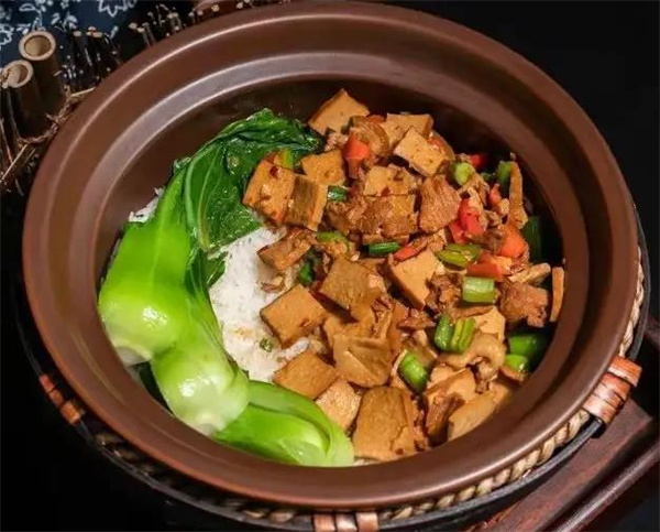 紫砂煲拌饭