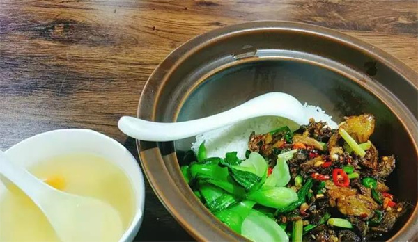 紫砂煲拌饭
