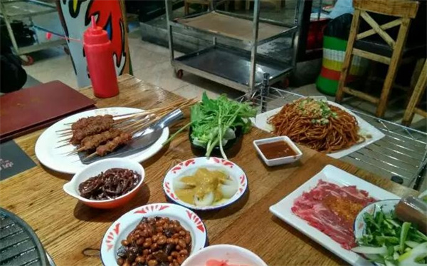 胡同里烤肉店