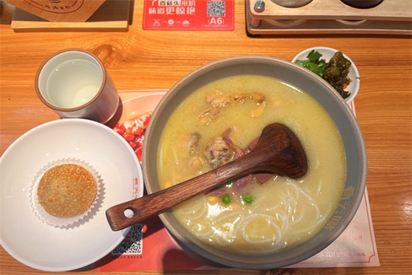 肴大嘴鸡汤米粉