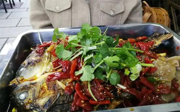 小舅母子烤鱼