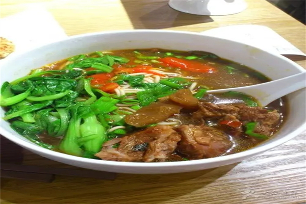 越域牛肉面加盟