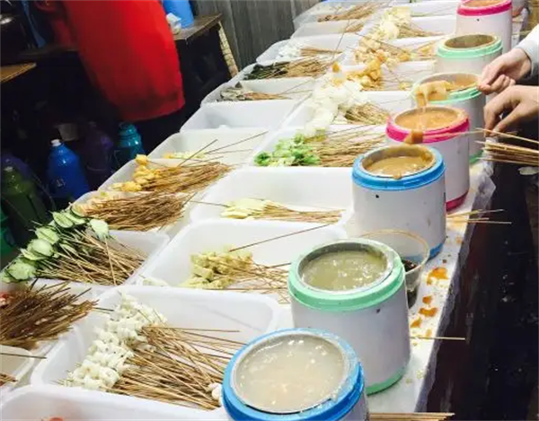 沾串串店