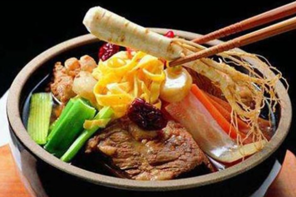 四口药膳鸡中餐