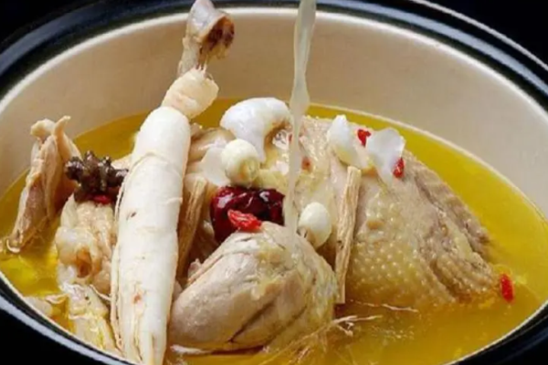 四口药膳鸡中餐