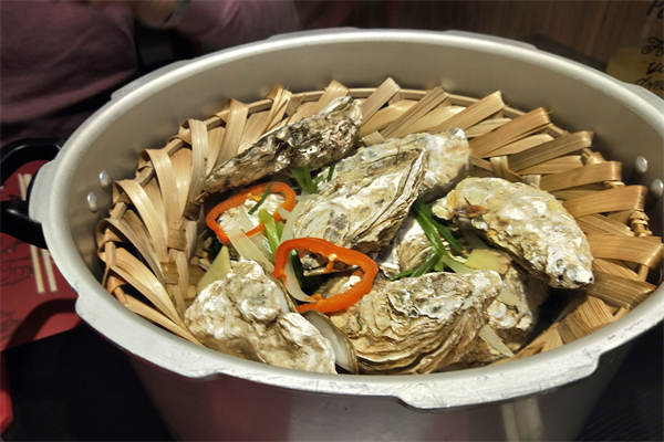 蚝魁竹笼蒸生蚝