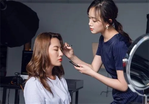艾薇艾美容彩妆教育