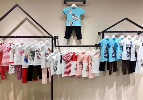 1+2童装店