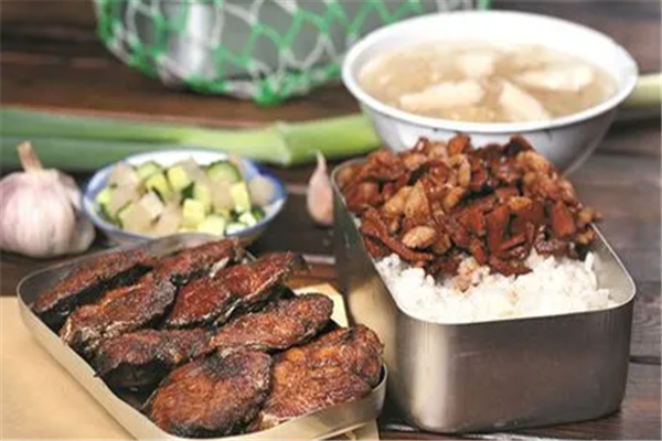 一个老饭盒