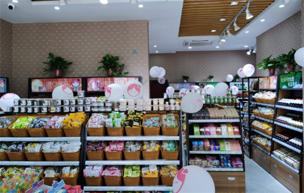 良仓物语零食店