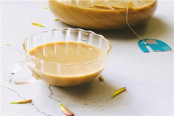 茶半甜奶茶店