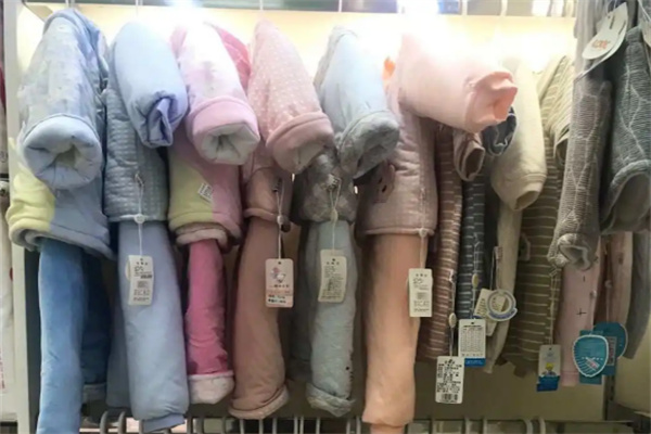 依吖吖母婴店