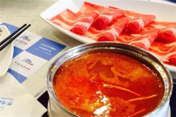 魔法帽牛肉和酱料火锅