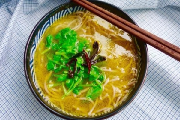 水献条鸡汤米线