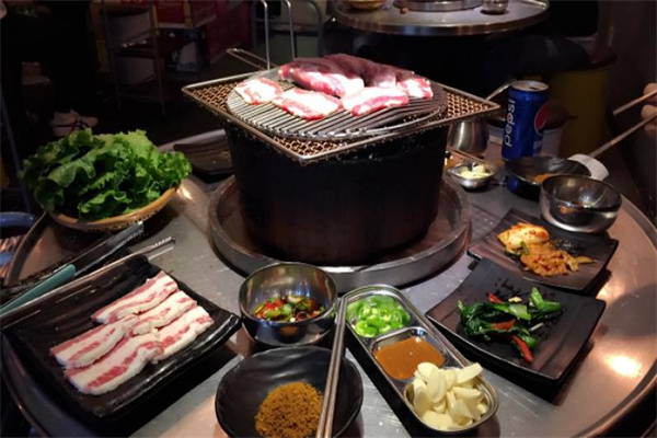 肉三两泥炉烤肉