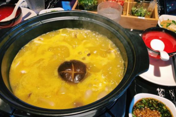 潮臻鲜牛肉花胶鸡火锅