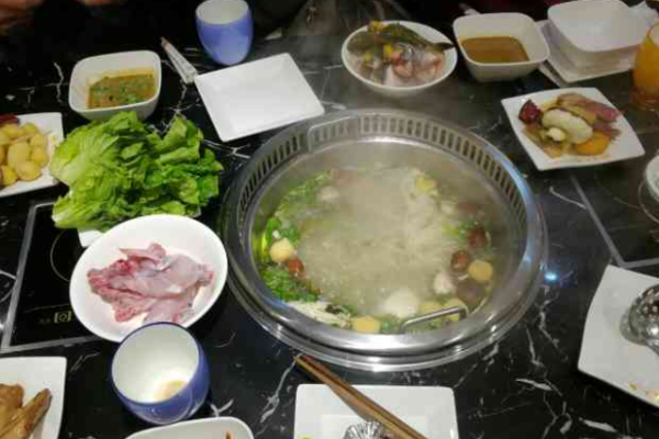 潮臻鲜牛肉花胶鸡火锅