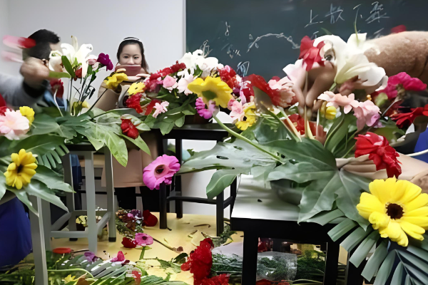 七彩花艺培训加盟