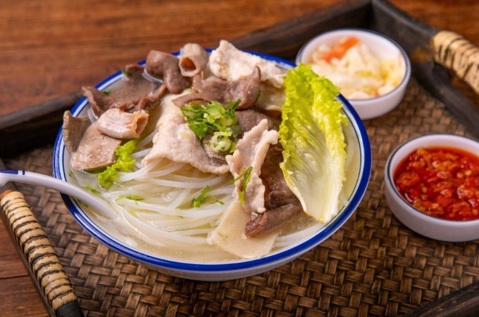 御膳鲜潮味猪杂汤粉