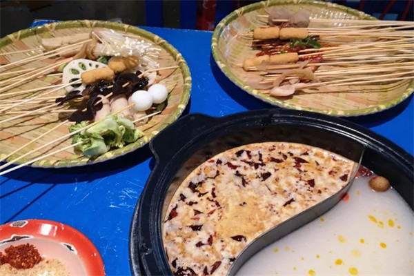 宽窄马路边串串香