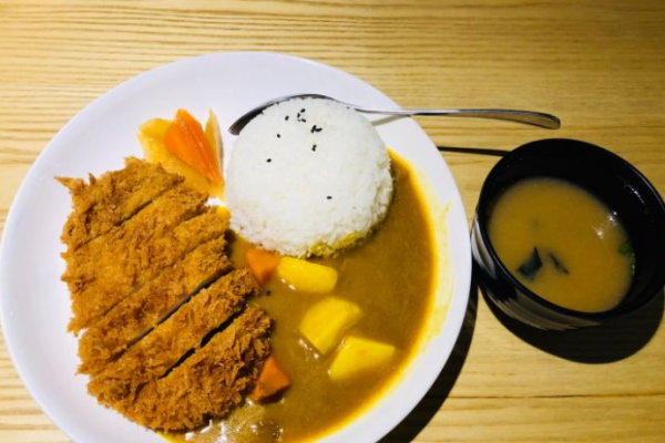 萌仔熊猪排咖喱饭