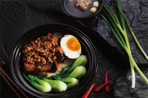 易大师煲仔饭加盟
