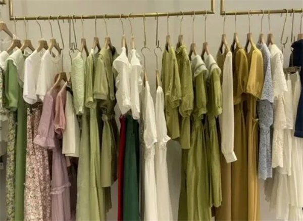 伊心衣意服装