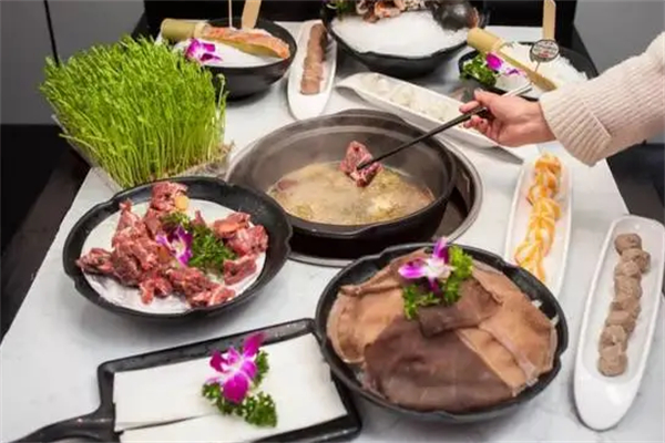 腩潮鲜牛腩火锅店