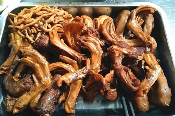 六禾现捞鸭脖