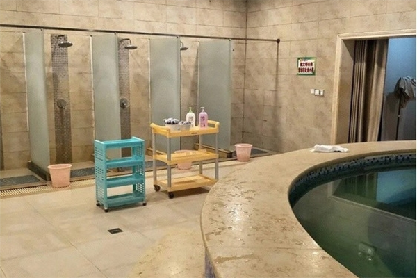 在水一方洗浴