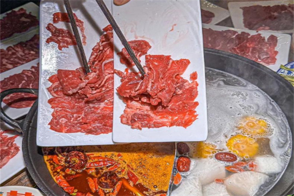 鲜牛道潮汕现切牛肉火锅店
