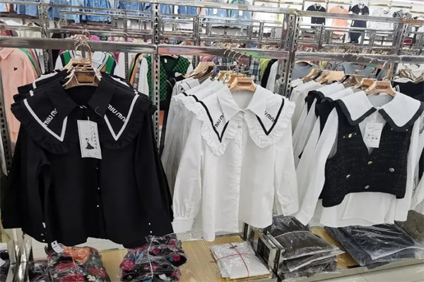 贵牛依族折扣店服装