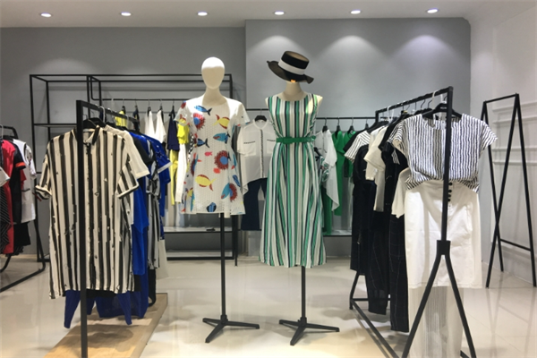 贵牛依族折扣店服装