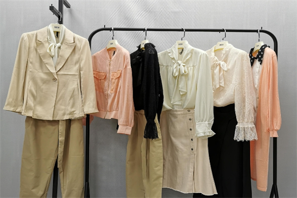 贵牛依族折扣店服装