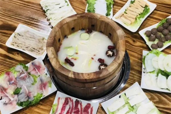 小巴渝木桶鱼火锅
