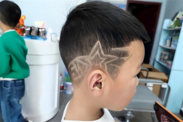 棒棒糖剪发