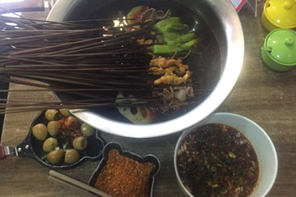 吃铲铲串串香加盟
