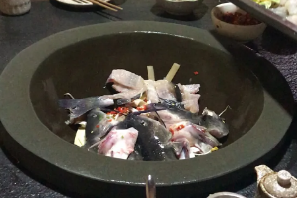 神厨小帽泉水蒸汽石锅鱼