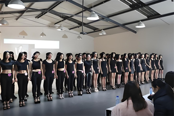 新面孔模特学校加盟