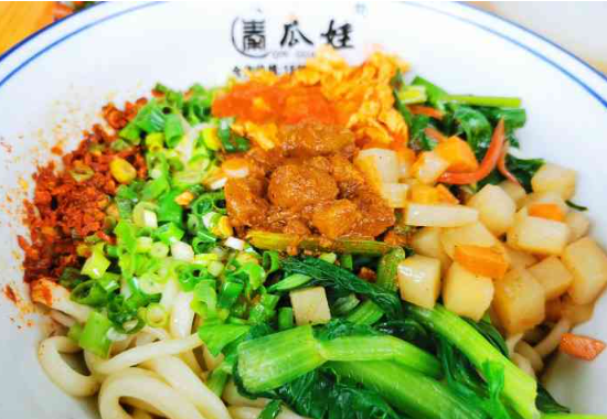 秦瓜娃咥面咧