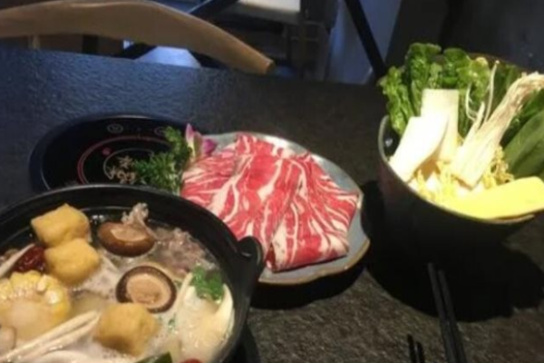 半红半绿自助小火锅