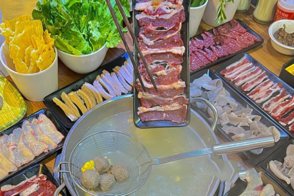 牛筐筐鲜切牛肉自助火锅