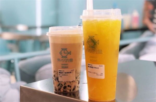 杯中的鱼奶茶