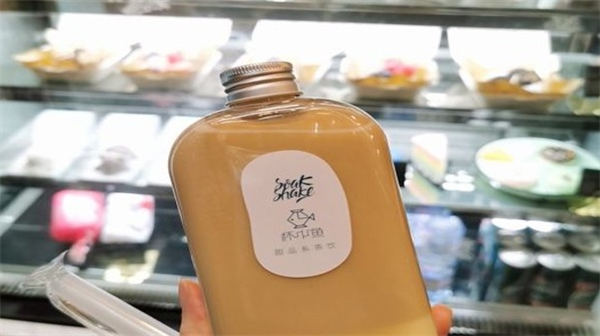 杯中的鱼奶茶
