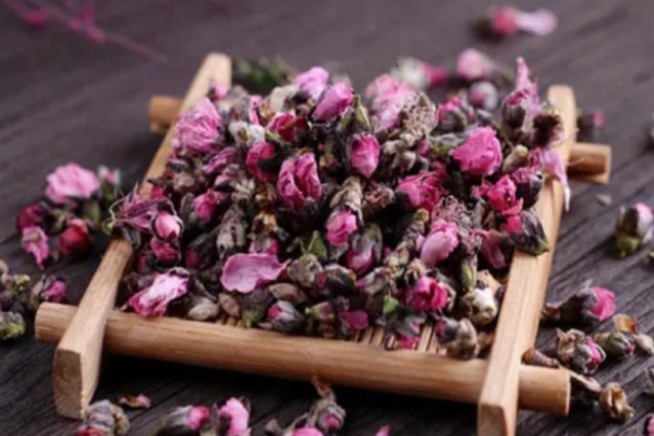 桃花下茶饮