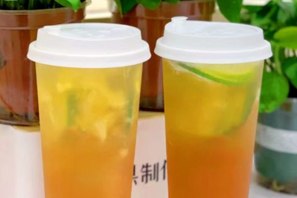 辛小甜手打柠檬茶鲜奶茶