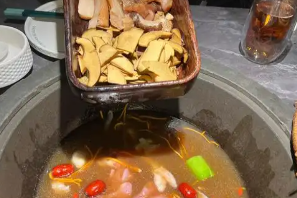 芸山季云南野生菌火锅加盟