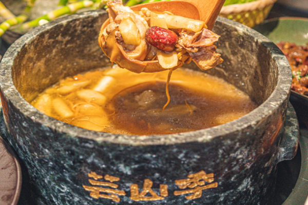 芸山季云南野生菌火锅