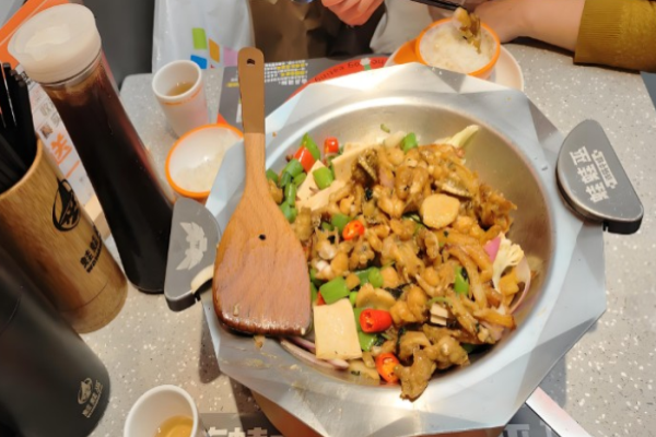 蛙蛙巫铁锅牛蛙加盟